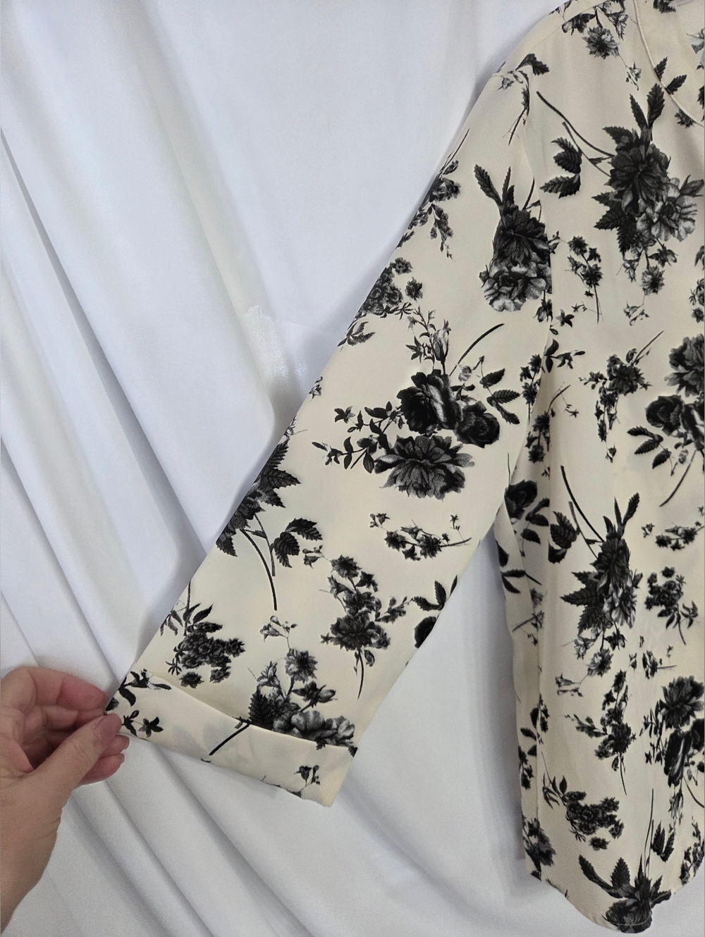 Viishow Cream/black Floral V-Neck 3/4 Sleeve Blouse Size M - Picture 6 of 9